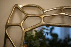 Зеркало биоморфное с золотым декором