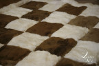 Ковер из меха альпаки бело-коричневый с рисунком "шахматная доска" 2,10 х 1,90 м