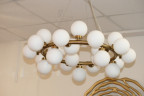 Светильник потолочный из белых шаров, латунь