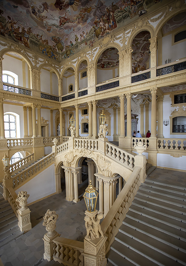 Интерьер дворца Вайсштайн в Поммерсфельдене. Германия 1718.