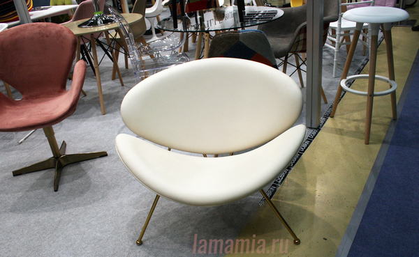 Кресло дизайнерское EMILY (белый винил YP17, золотое основание) - купить в интернет магазине lamamia.ru с быстрой доставкой
