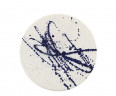 Белая декоративная тарелка с синим рисунком