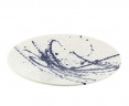 Белая декоративная тарелка с синим рисунком