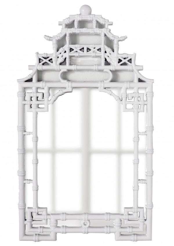 Зеркало настенное в белой декоративной раме