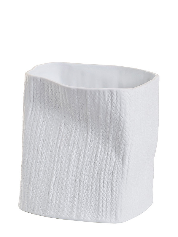Ваза керамическая с измятой поверхностью фактурированной под грубую ткань, матово-белая, высота 21 см