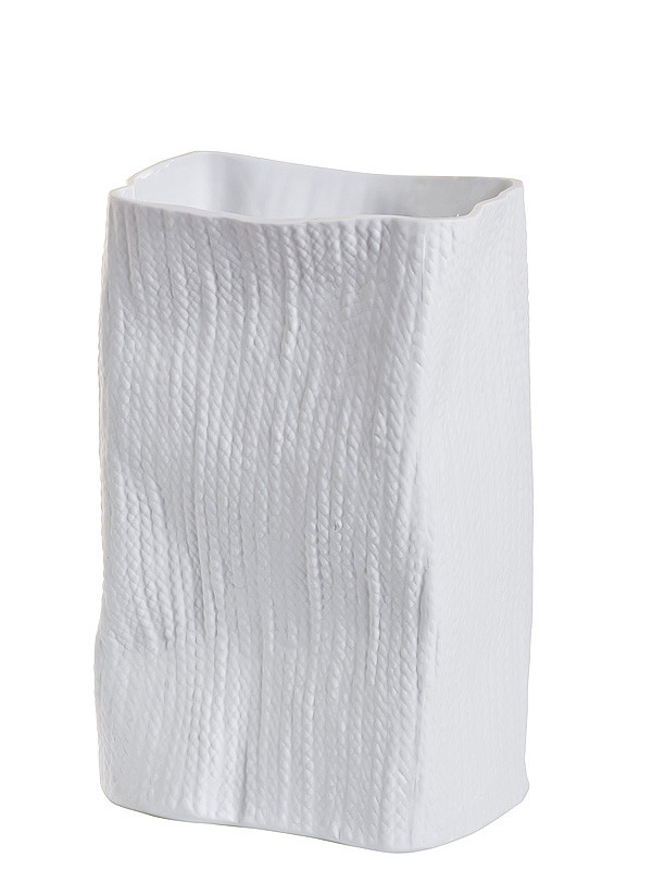 Ваза керамическая с измятой поверхностью фактурированной под грубую ткань, матово-белая, высота 31 см
