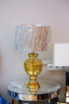 Настольная лампа из цветного стекла золотистая