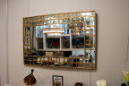 Зеркало настенное с золотистым узором