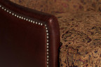 Кресло коричневое с кожаной спинкой