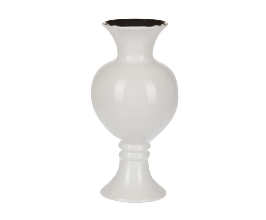 Керамическая белая ваза в форме кубка