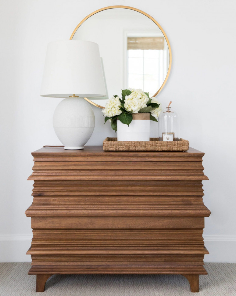 Круглое зеркало с тонкой золотой рамой