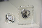 Часы настольные стеклянные с серебристым корпусом
