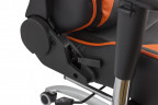 Геймерское кресло чёрно-оранжевое с опорой для ног 