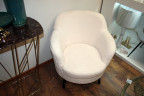 Кресло с белым мехом