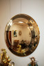 Зеркало круглое настенное с тонкой золотой рамой